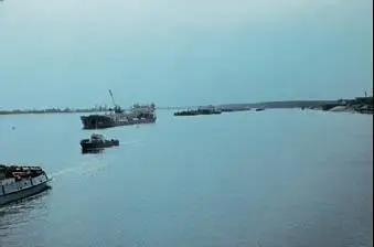 Вереница судов на Волге ВОДОЁМ постоянное или временное скоплениебессточных - фото 114