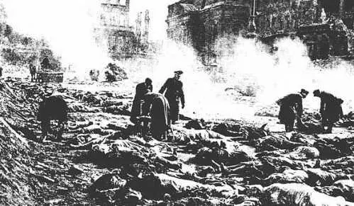 Сожженный авиацией союзников Дрезден 1945 г Во втором эпизоде ему дали - фото 82