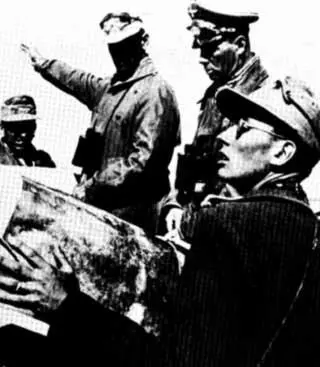 А Роммель второй справа во время наступления немцев в Африке Кстати и у - фото 92