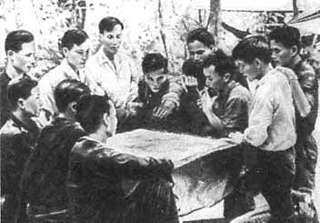 Бойцы армии Освобождения обсуждают план налета на американскую базу Рейд - фото 10