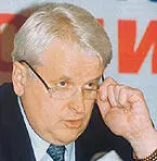 Взгляд поверх очков также подчеркивает власть чувство превосходства и - фото 94