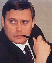 Манипуляции с ручками и дужками очков допускают как минимум два толкования - фото 96