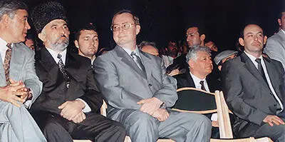 Посмотрите на эту фотографию Сергей Степашин один в один копирует позу своего - фото 99