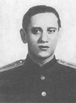 Лейтенант Виктор Хусинович Алиев начальник расчета Лейтенант Анатолий - фото 132