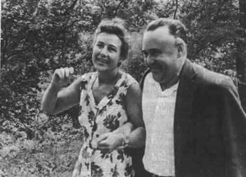 СЛКоролев с группой космонавтов врачи и тренер 1й ряд слева направо П - фото 178