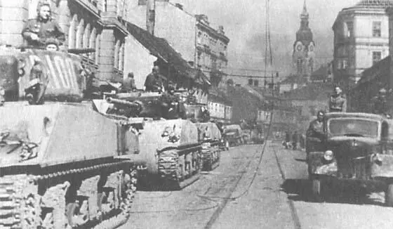 Советские танки на улицах г Брно Чехословакия Апрель 1945 г С рассветом - фото 19