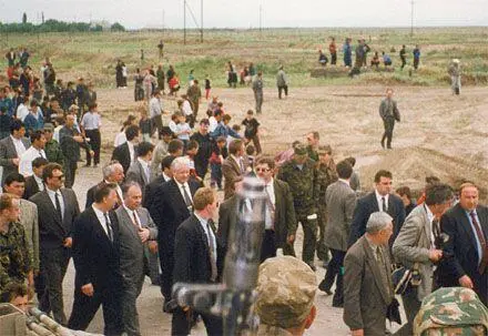 Редкое фото сделанное с брони БТРа отряда Русь Президент России Борис - фото 50