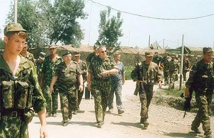 Ханкала 1996 год Министр внутренних дел РФ генерал армии Анатолий Куликов и - фото 56
