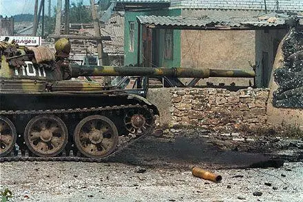 В штурме мятежных сел в Кадарской зоне использовались и танки Но даже с их - фото 84