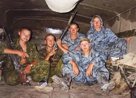 Участники боестолкновения в горах НожайЮртовского района Чечни В 6 утра 16 - фото 94
