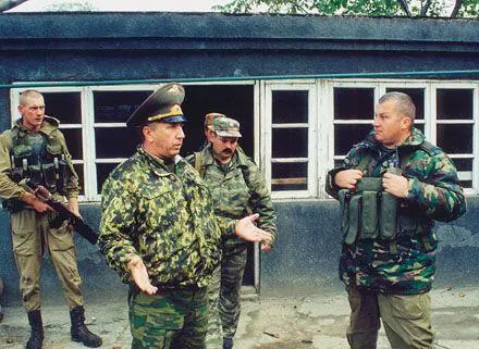 Командующий группировкой внутренних войск генералмайор Григорий Фоменко и - фото 103