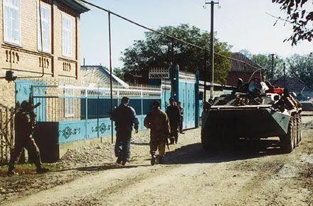 По улице села под прикрытием БТРа Немного позже в Старых Атагах Русь - фото 119