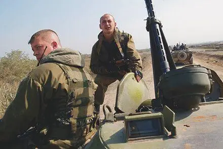 Колонна БТРов с боевыми группами отряда во время выезда на специальную - фото 127