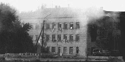 На больнице загорелась крыша в окнах снова появились люди они размахивали - фото 24