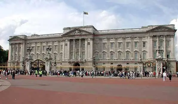 Buckingham Palace На лужайке парка были разбиты шатры где угощали чаем и - фото 8