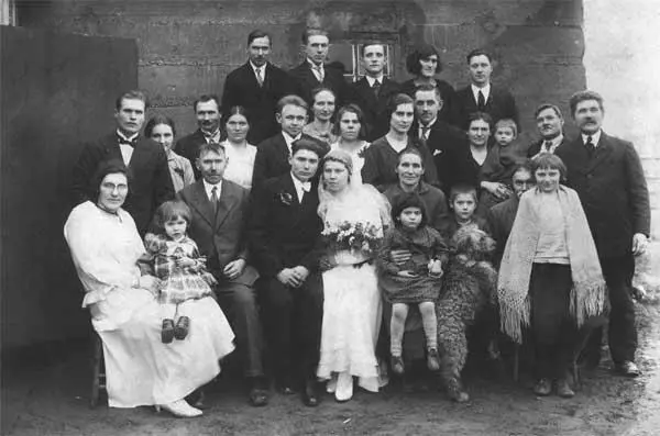 Историческое фото Свадьба кузины моего дедушки Слева от жениха мой прапрадед - фото 22