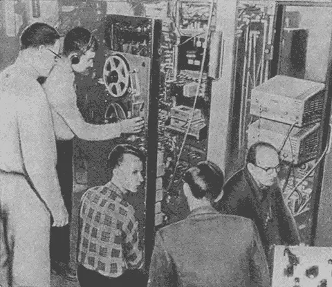 Рис 57бАмериканские ученые ведут наблюдение за советским искусственным - фото 86