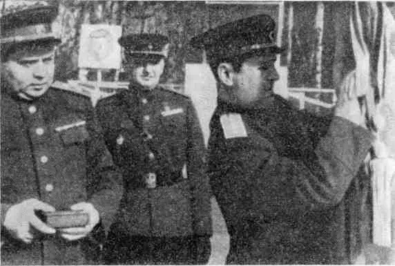 И Д Черняховский прикрепляет орден к Знамени 2го гвардейского Тацинского - фото 10