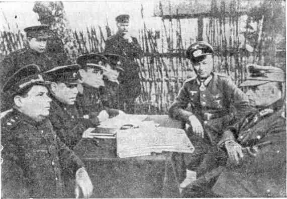 Допрос пленных немецкофашистских генералов А М Василевский И Д - фото 9