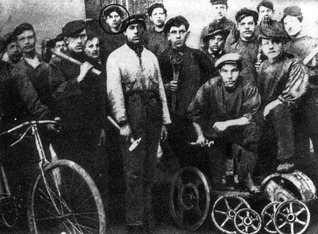 Йосип Броз 18921980 среди рабочих в Камнике Йосип Броз член - фото 2