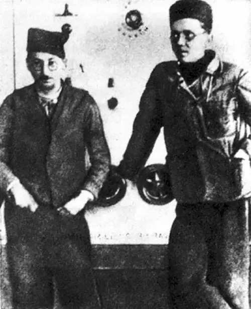 Йосип Броз и Моше Пияде в тюрьме в Лепоглаве Йосип Броз Фотография в анкете - фото 6