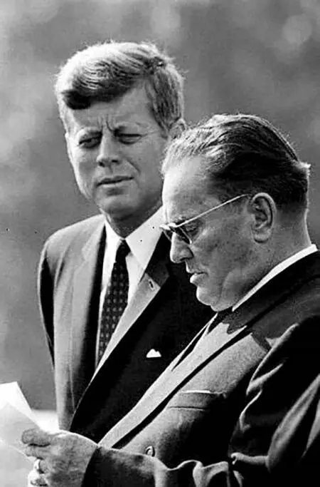 Джон Ф Кеннеди и Тито 1963 г Тито и Ясир Арафат Леонид Ильич Брежнев и - фото 39