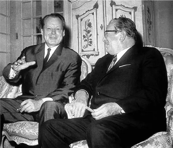Тито и Генри Киссинджер 1974 г Вилли Брандт и Тито Тито с Элизабет Тейлор и - фото 43