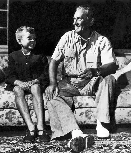 Тито с сыном Мишей 1941 г Список сокращений АВНОХ Антифашистское вече - фото 50