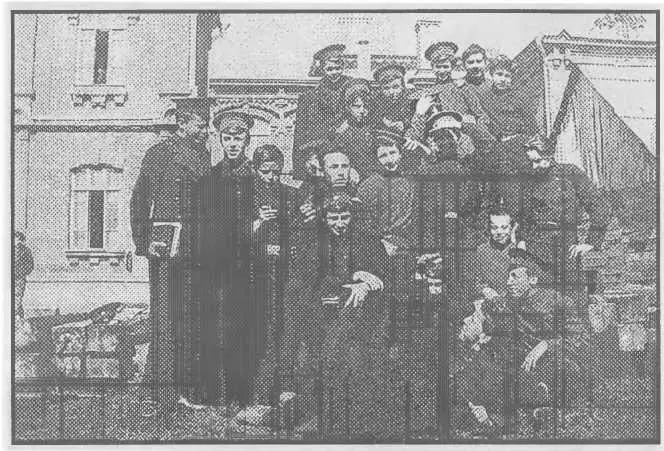 Фотография сделанная одноклассником Е Шварца Л Осъкиным во дворе Майкопского - фото 10