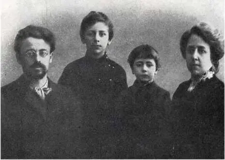 E ЛШварц второй слева с родителями и братом Майкоп 1900е годы В - фото 2