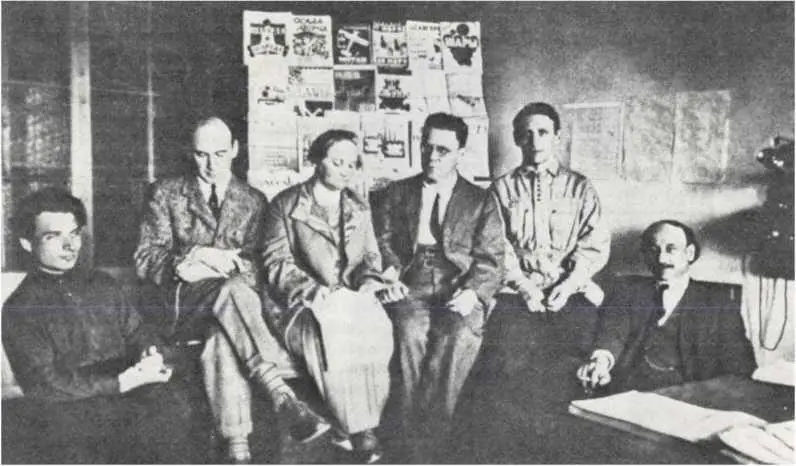 В редакции детских книг Лениздата Слева направо Н М Олейников В В - фото 3