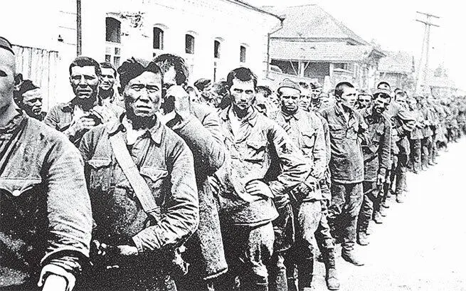 Пленные красноармейцы Фото 1941 г Многие пережившие раскулачивание и - фото 59