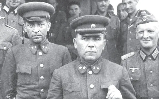 Генералмайор П Понеделин в центре и генералмайор Н Кириллов слева - фото 61
