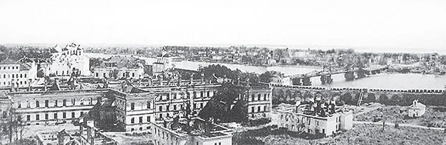 Вид на Новгородский кремль Волхов и Торговую сторону во время оккупации 1943 - фото 72