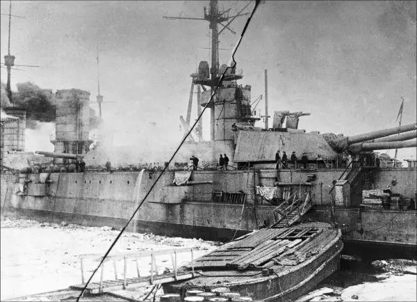 Линейный корабль Петропавловск во время Кронштадтского мятежа в 1921 г - фото 12