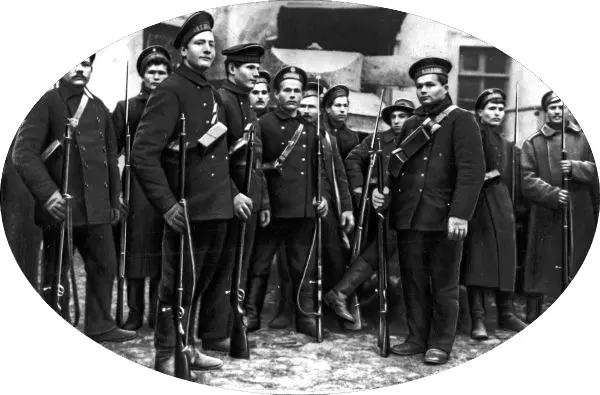 Революционные матросы Кронштадта П Е Дыбенко на первом плане слева в - фото 16