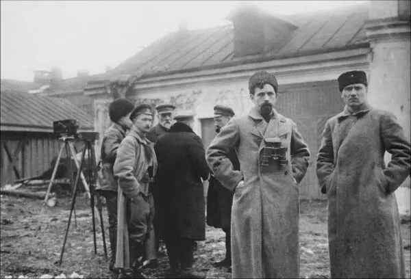 П Е Дыбенко на первом плане слева в Кронштадте В И Ленин выступает перед - фото 17