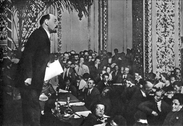 В И Ленин выступает перед делегатами X съезда РКПб в 1921 г В И Ленин с - фото 18