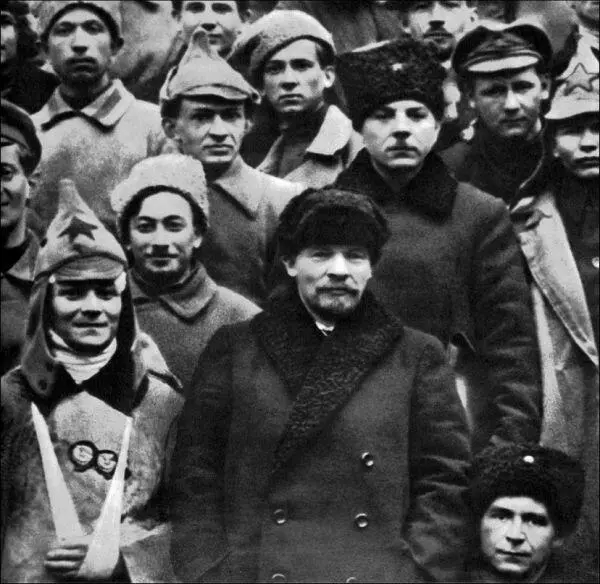 В И Ленин с участниками подавления Кронштадтского мятежа делегатами X - фото 19