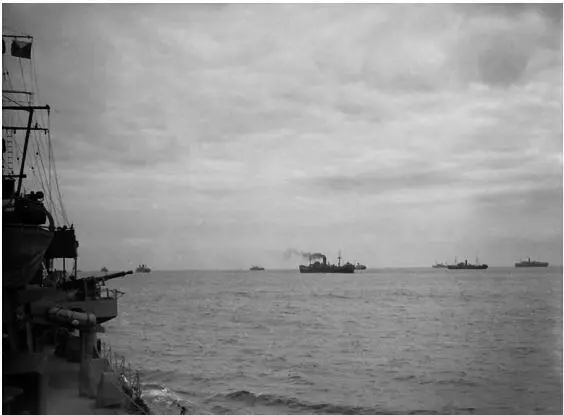 Конвой в Северной Атлантике в 1941 году Снимок сделан с эсминца Вэнок - фото 2