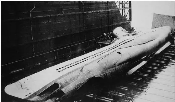 U31 в доке после подъема со дна залива Ядебузен 28 марта 1940 г U31 - фото 27
