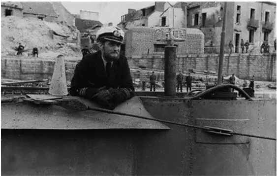 Командир U358 Рольф Манке на мостике своей лодки Пятый поход U358 начался - фото 47