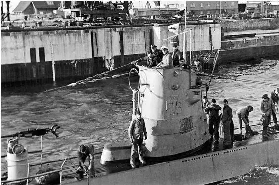 U9 Люта в Вильгельмсхафене 15 мая 1940 года Над лодкой развеваются три - фото 126