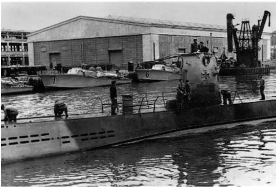 U9 в Констанце май 1943 года ШмидтВайхерт вывел свою лодку в первый поход 11 - фото 128