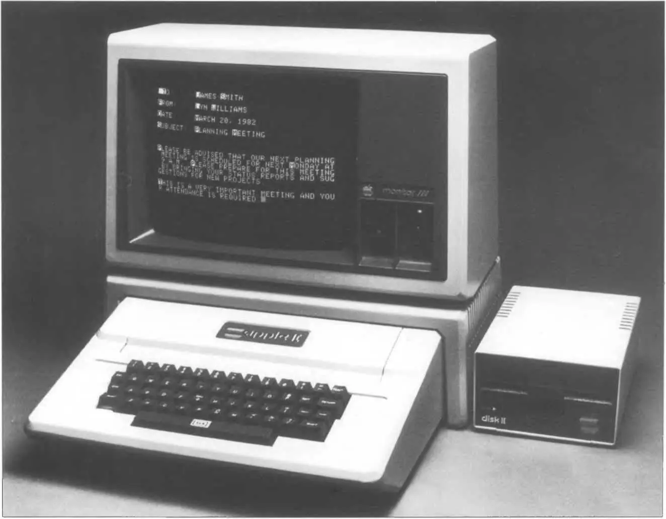 Модель Apple II Plus имела сокрушительный коммерческий успех Она была оснащена - фото 108