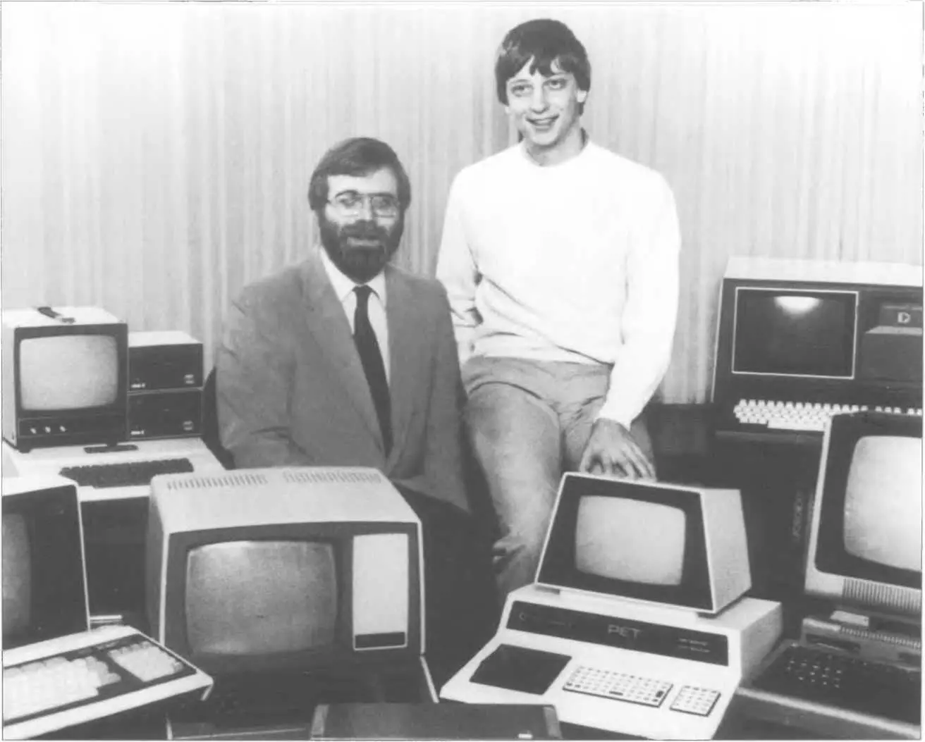 Пол Аллен и Билл Гейтс 19 октября 1981 года после подписания контракта с IBM - фото 116