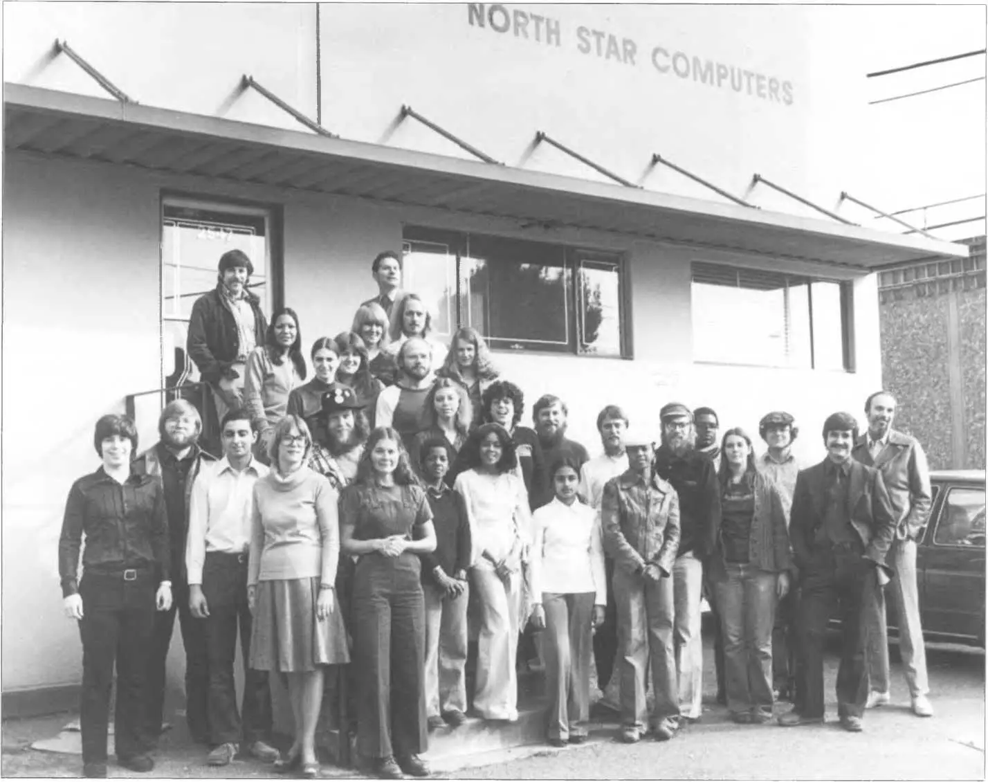 Сотрудники North Star на фоне штабквартиры компании в Беркли Фото сделано в - фото 125