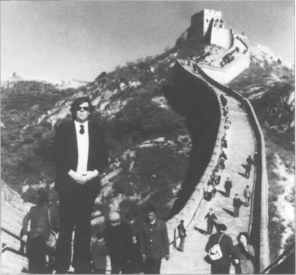 Роджер Мелен у Великой Китайской стены В 1979 году компьютеры выпущенные его - фото 46