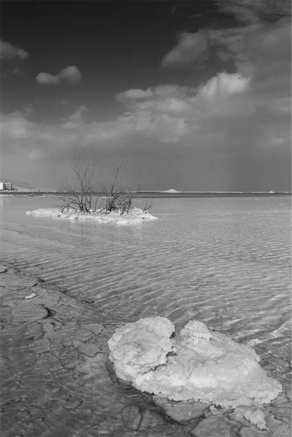 Человек может лежать на поверхности Мертвого моря 31 По воде аки посуху - фото 17