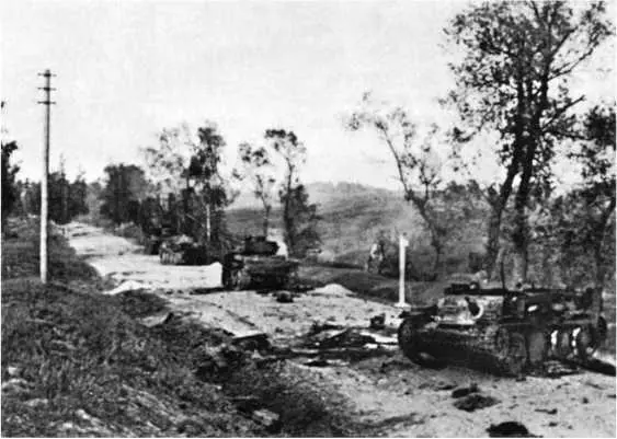 Немецкий танк PzKpfw38t едет мимо горящего советского танка На буксире у - фото 22